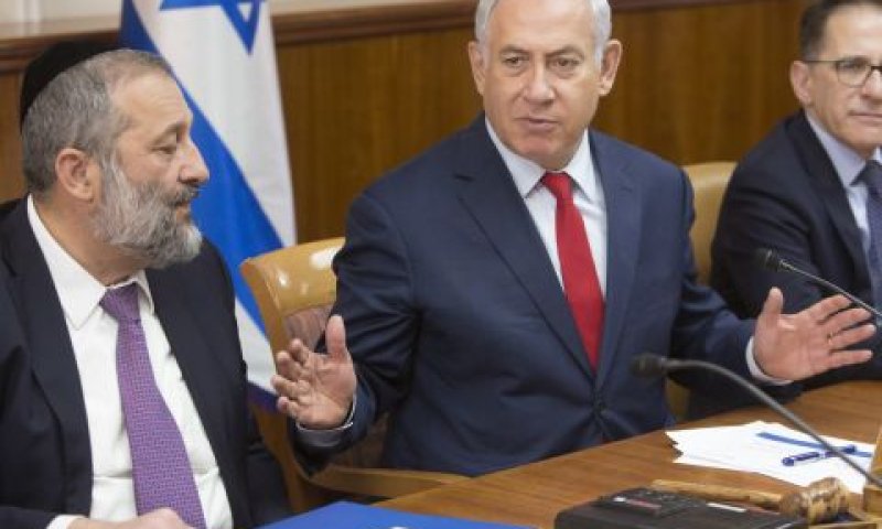 נתניהו ודרעי בישיבת הממשלה [צילום: סבסטיאן שיינר/AP]