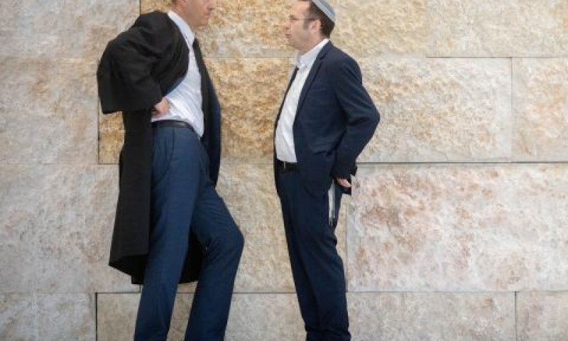 מנכ"ל ראש יהודי ישראל זעירא (מימין) עם הד"ר הראל ארנון בבית המשפט [צילום: חיים גולדברג/פלאש 90]