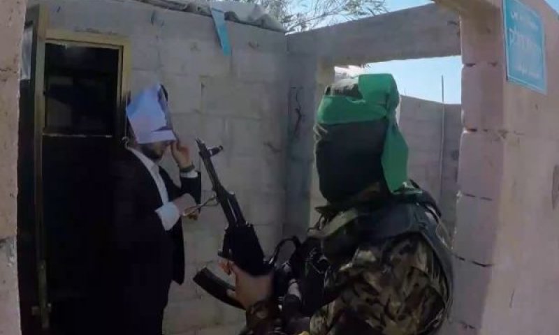 מחבלי נוח'בה מביימים את חטיפת בן-גביר מתחנת דלק [צילום: מן הטלוויזיה]