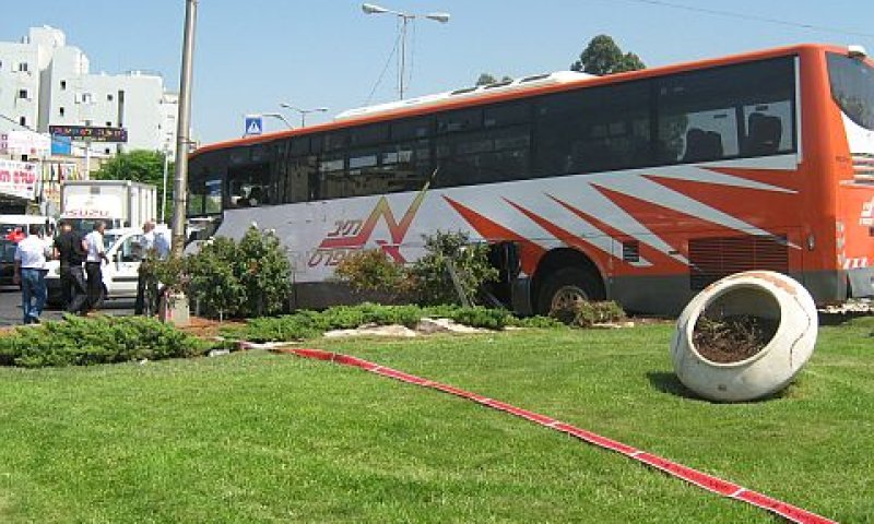 Vאוטובוס על מעגל התנועה [צילום: ניסים מסורי, עיתון "השבוע בחדרה"]