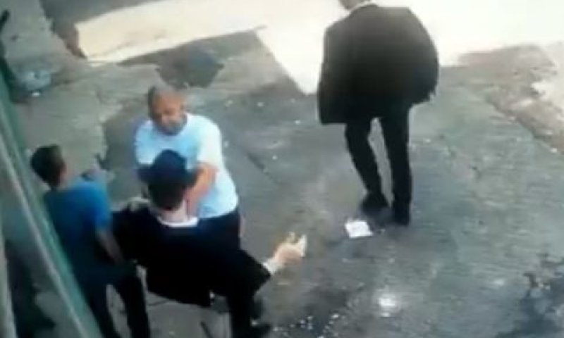 רגע התקיפה [צילום: מצלמת אבטחה]