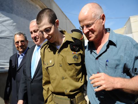 בנימין נתניהו ואהוד ברק עם גלעד ואביו נועם שליט [צילום: דו"ץ]
