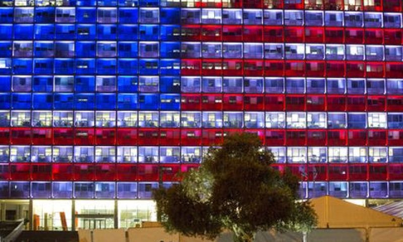 לזכר הקורבנות. בניין עיריית תל אביב, הערב [צילום: אריאל שליט/AP]