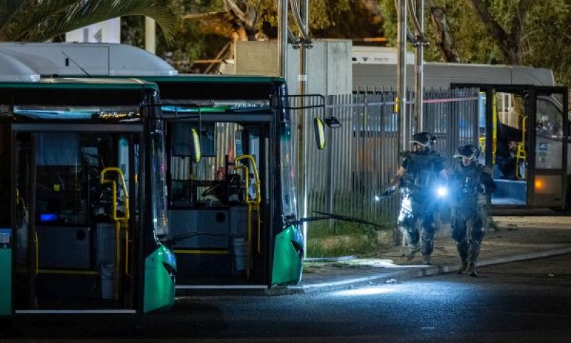 חבלנים סורקים אוטובוסים של אגד בחניון בבת ים [צילום: חיים גולדברג/פלאש 90]