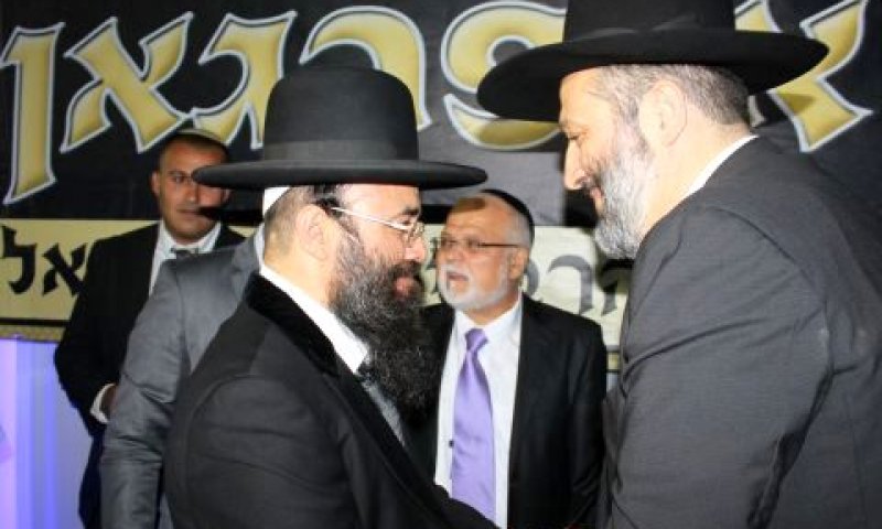 דרעי והרב איפרגאן לוחצים ידיים [צילום: אריאל נגר]