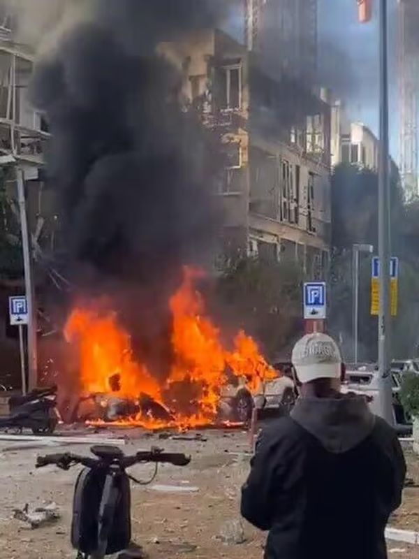 הטיל נפל במרכז הכביש וגרם הרס ושריפה [צילום: רשתות חברתיות]