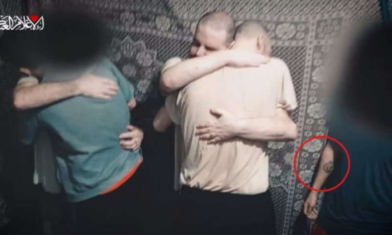 מימין: הקעקוע על היד [צילום: חמאס]