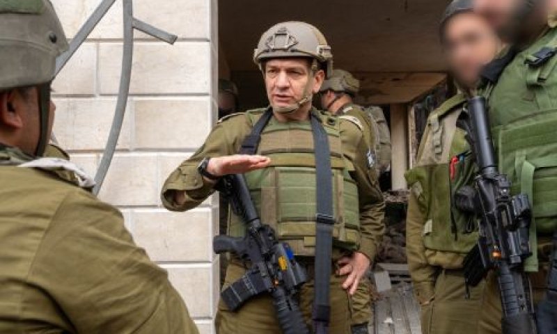 חליוה בהערכת מצב [צילום: דובר צה''ל]