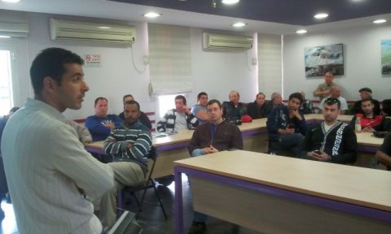 מזכיר האיגוד המקצועי, עוזי שדה, ועובדי "איסכור" באסיפת העובדים