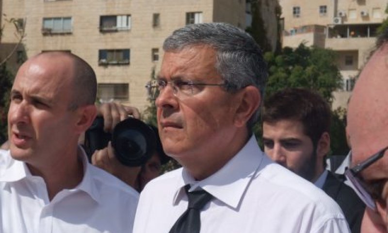 רוזן (בעניבה). "להכות פה בפטיש"