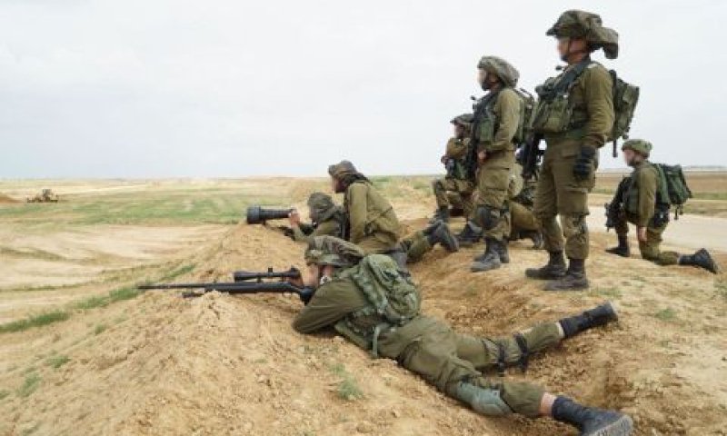 לוחמים יורים במי שמתקרב [צילום: דובר צה"ל]