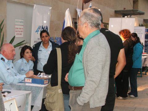 נציגי המטה הארצי מגייסים מועמדים למשטרה [צילום: ליאור כלסי]