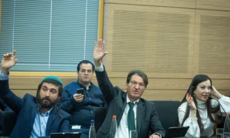 טלי גוטליב, בועז ביסמוט וצבי סוכות בהצבעה [צילום: יונתן זינדל/פלאש 90]