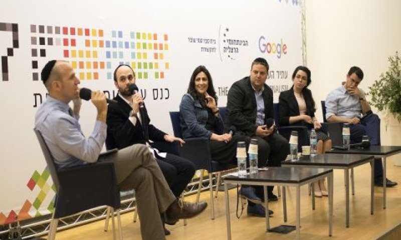 מימין לשמאל: ד"ר חיים זיכרמן, חני וייזר, יהודית יפרח, מני (גירא) שוורץ, נתי טוקר [צילום: אסנת פרלשטיין]