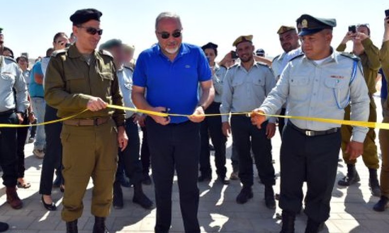 אביגדור ליברמן בטקס חנוכת בסיס האימונים החטיבתי החדש [צילום: אריאל חרמוני/משרד הביטחון]