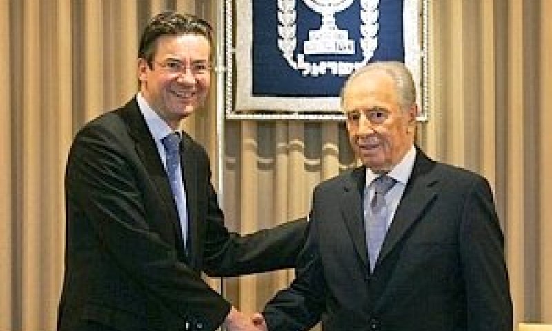 הנשיא פרס עם שר החוץ ההולנדי [צילום: AP]