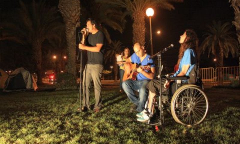 חברי להקת ''הפיל הכחול'' מופיעים במאהל המחאה הרשמי באשקלון [צילום: דוד לוי]