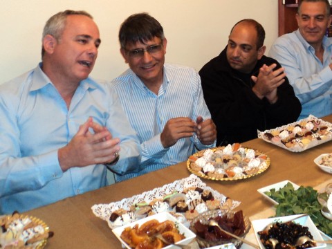 שר האוצר שטייניץ רובח וסועד בטבריה [צילום: מירי אוזן]
