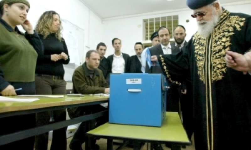 הרב עובדיה יוסף מצביע בבחירות 2006. סיבוב חוזר? [צילום: פלאש 90]