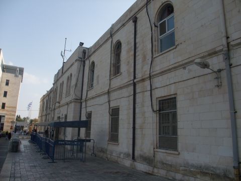 הגיעה לביהמ"ש עם מאבטח שרירן