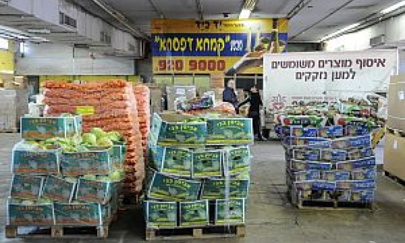 יסוף מזון ןתרומות לנזקקים [צילום: ב.שיינר]