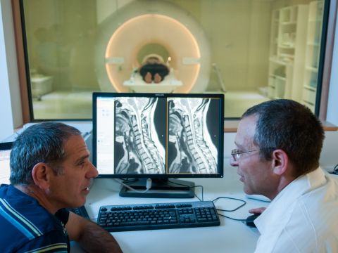 פרופ' אלון פרידמן וד"ר אילן שלף על רקע מכשיר ה-MRI [צילום: דני מכליס]