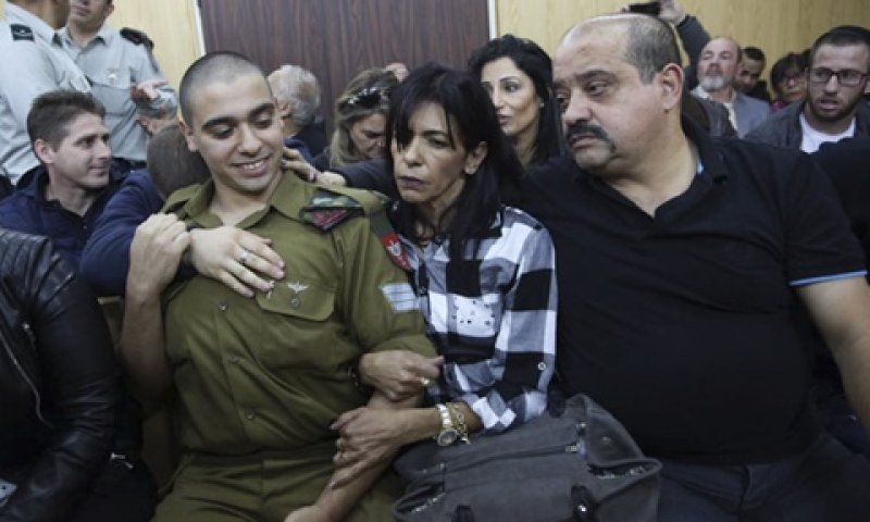אזריה ומשפחתו בבית הדין, היום [צילום: מרים אלסטר, פלאש 90]