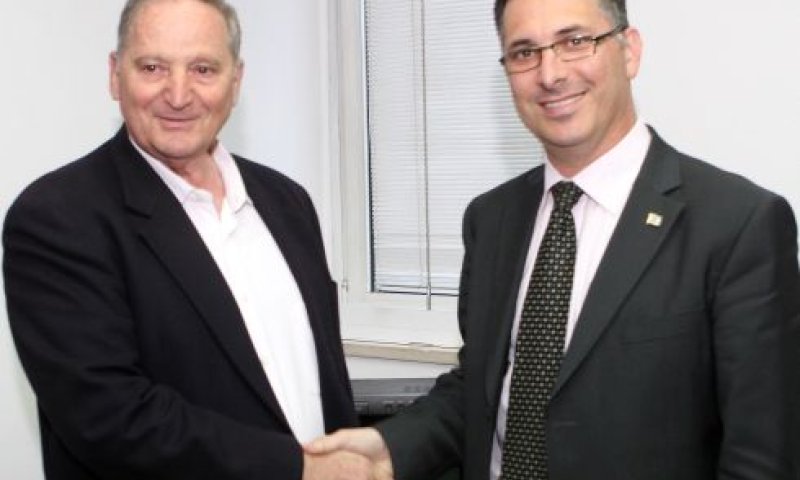 שר החינוך גדעון סער עם יו"ר ארגון המורים העל-יסודיים, רן ארז [צילום: פלאש 90]