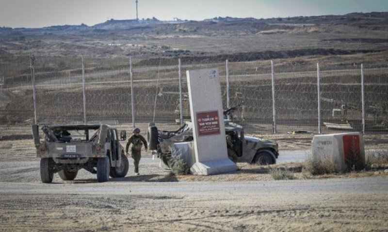 כוח צה"ל לאורך גבול הרצועה [צילום: צפריר אביוב/פלאש 90]