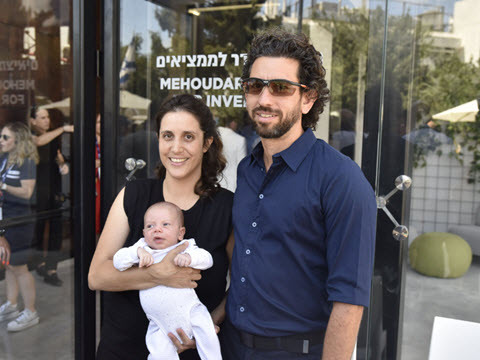 אייל מהודר ואשתו יעל עם תינוקם על רקע המרכז החדש [צילום: שרון צור, דוברות הטכניון]