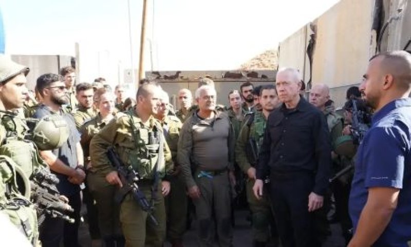 גלנט, בפגישה עם מפקדי אוגדה 91 [צילום: אריאל חרמוני, משרד הביטחון]