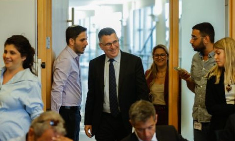 סער עם אנשי תקווה חדשה [צילום: אוליביה פיטוסי/פלאש 90]