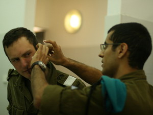 שלב ב' - לוקחים שכבת נייר טואלט דקה ומדביקים מעל חומר הלטקס ליצירת דמוי עור: