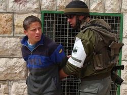 שוטר מג"ב עוצר חשוד לאחר הירי בחברון