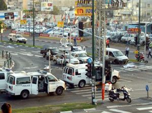 זירת הפיגוע [צילומים: AP]