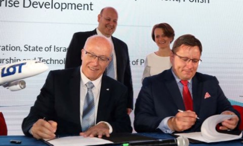 ו"ר אל על &ndash; אלי דפס ומנכ"ל לוט ראפה מילצ'זקי חותמים על ההסכם [צילום: סיון פרג']