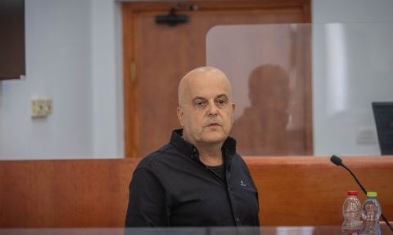 אסייג. "תחת הניאונים" [צילום: חיים גולדברג, פלאש 90]