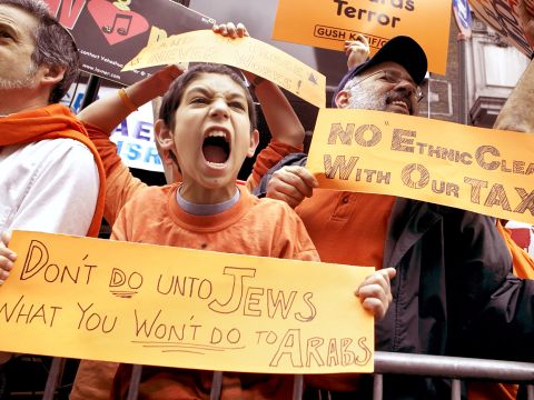 הפגנה נגד שרון מחוץ ל'קולג' ברוך' [AP]