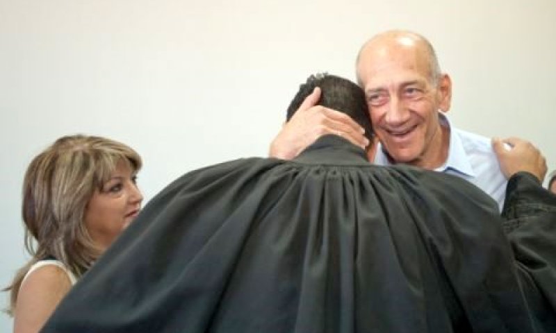 אולמרט וסניגורו. לא יערערו על ההרשעה [צילום: פלאש 90]