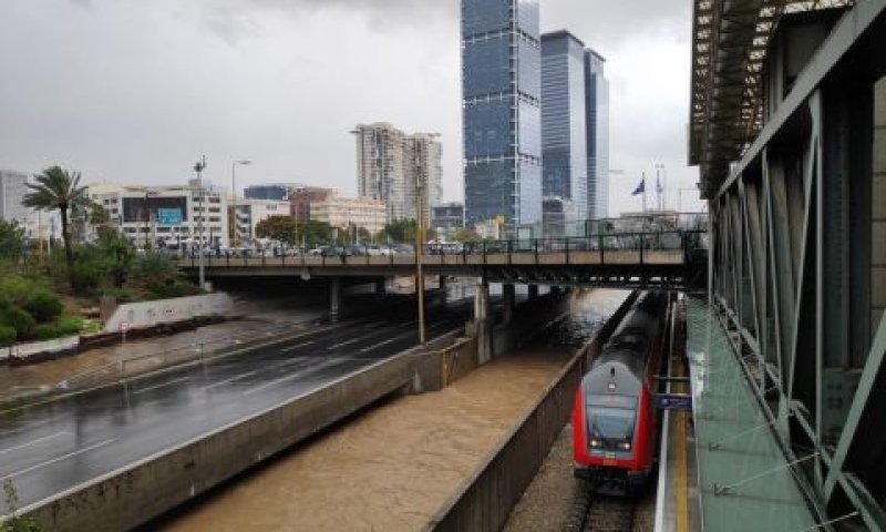 רכבת ליד נחל האיילון [צילום: רכבת ישראל]