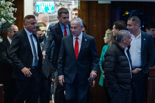 נתניהו נכנס לישיבה [צילום: יונתן זינדל/פלאש 90]