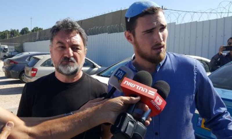 ולדימיר ואריק לוברסקי, אביו ואחיו של לוחם דובדבן רונן ז"ל בפתח הדיון [צילום: תנועת "אם תרצו"]