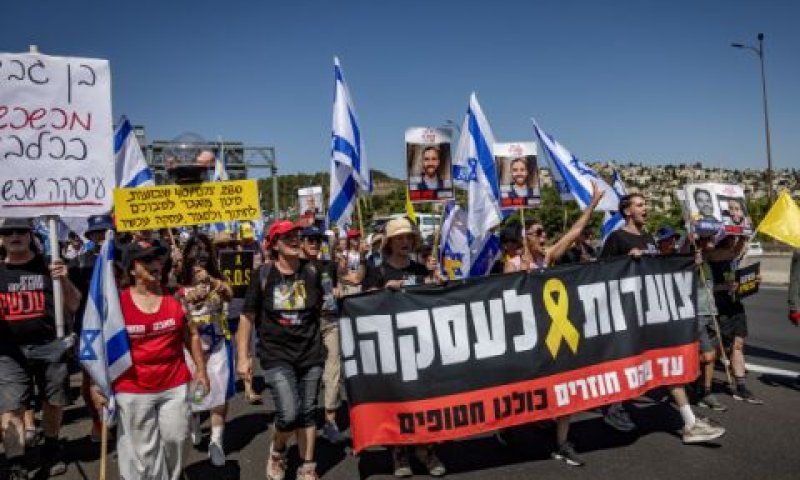 צעדה בכביש 1 בעד עסקת חטופים [צילום: יונתן זינדל/פלאש 90]