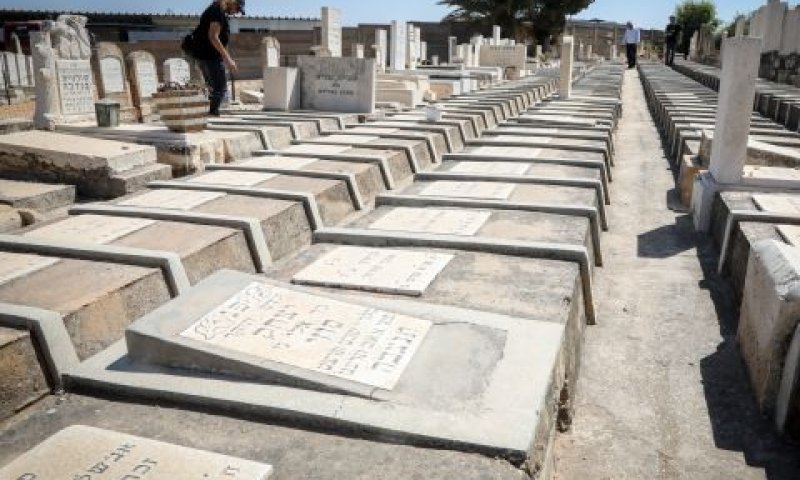 מצבות ילדי תימן בבית העלמין סגולה [צילום: יצחק הררי/פלאש 90]