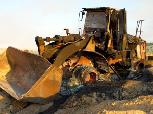טרקטור התופת שניסו הפלשתינים להסיע לגדר המערכת [צילום: דו"צ]