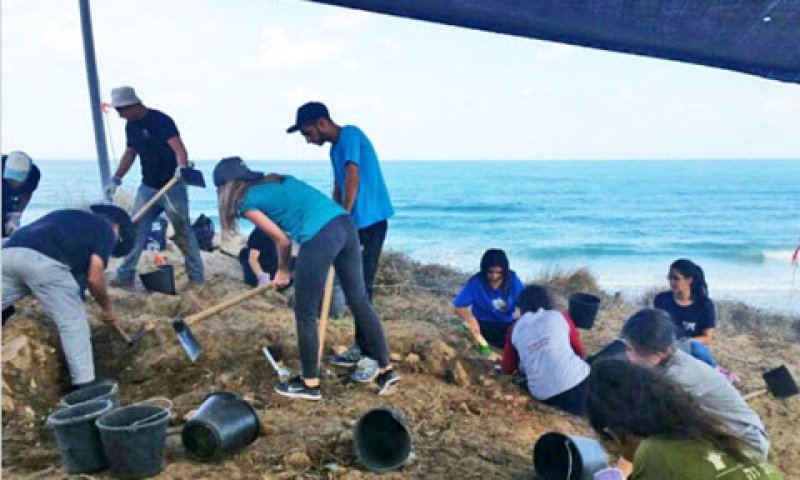 בני הנוער שעבדו בחפירה הארכיאולוגית [צילום: קלרה עמית, באדיבות רשות העתיקות]