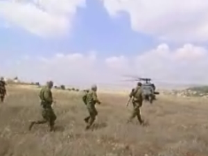 הביקור בגולן. חלוץ (במרכז) בדרך למסוק