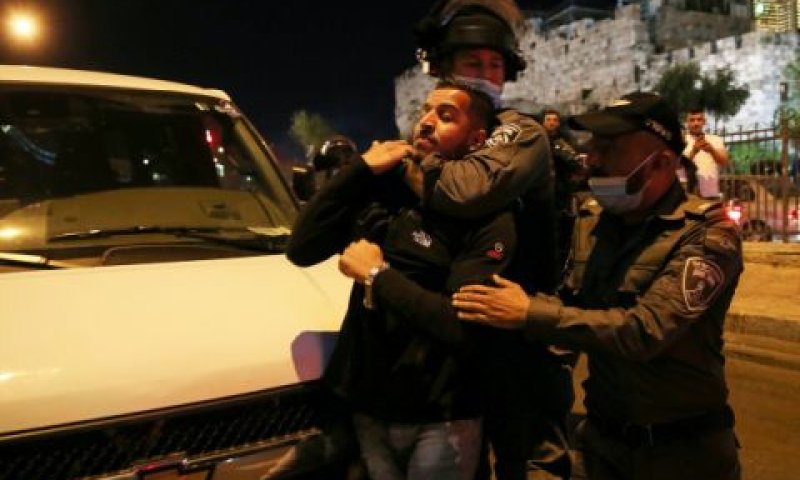 שוטרי מג"ב במעצר במזרח ירושלים [צילום: ג'מאל עוואד/פלאש 90]