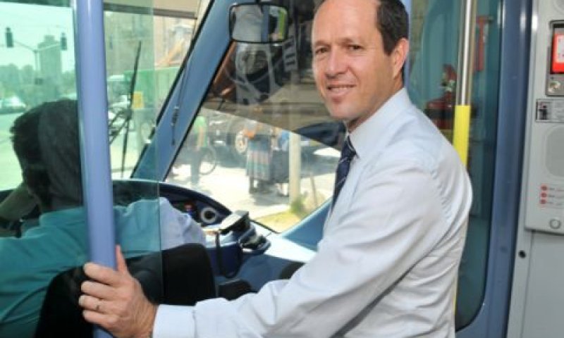 ניר ברקת ברכבת הקלה בירושלים [צילום: פלאש 90]