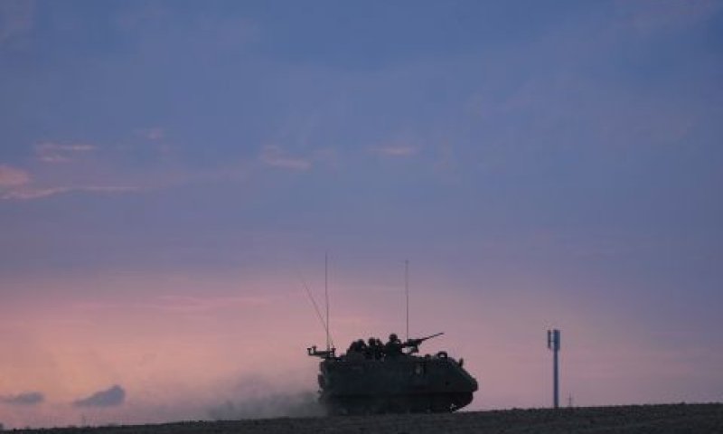 נגמ"ש אתמול בגבול הרצועה [צילום: מאיה אלוורוזו, AP]